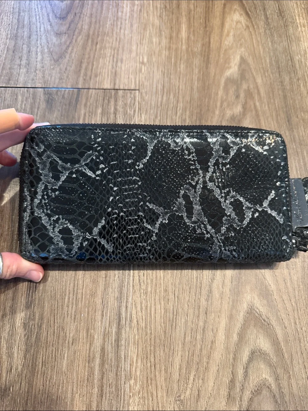 Kenneth Cole Leather Black Silver Snakeskin Print Zip Around Wallet